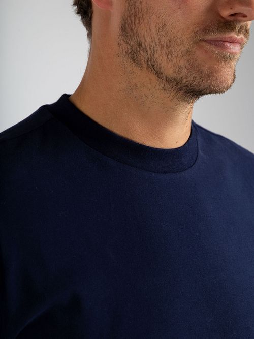 T-shirt Suitable Respect w kolorze granatowym Model / Detail