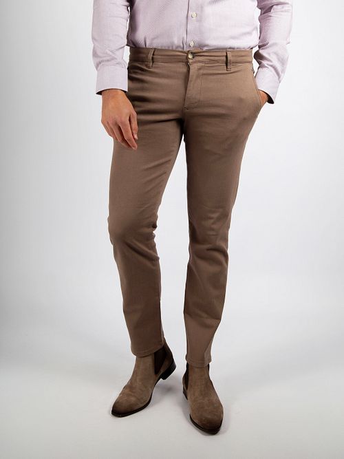 Suitable Chino Philo Flex Taupe Model / Voorkant met Stefan