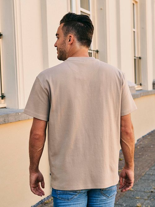 Camiseta Suitable Rink Heavy Jersey de algodón orgánico en taupe Model / Sfeerbeeld