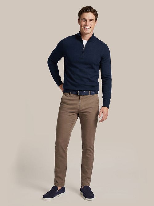 Chino Suitable Philo Flex color taupe Model / Voorkant