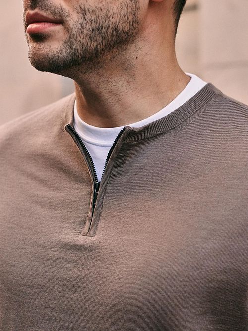 Sweter Suitable Crew Zip Merino w kolorze taupe Model / Sfeerbeeld