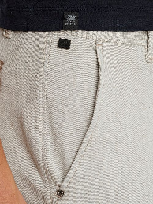 Vanguard V9 Chino Shorts i krämfärg Model / Detail