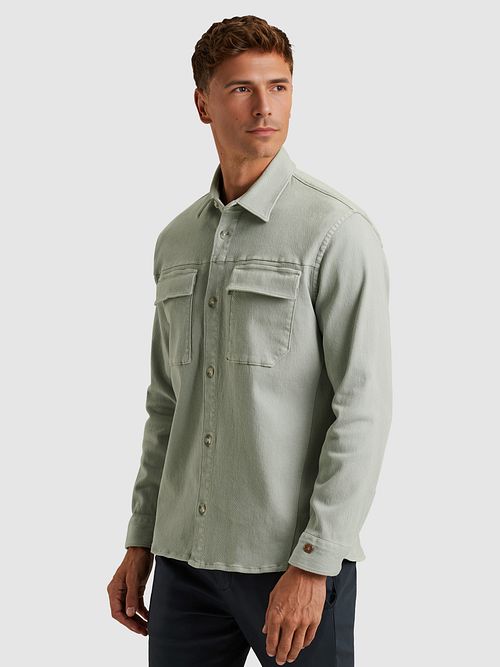 Cast Iron Overshirt in twill verde Model / Zijkant