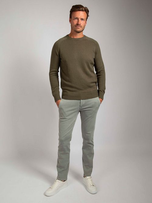 Suitable Pullover Raw verde oliva Model / Voorkant