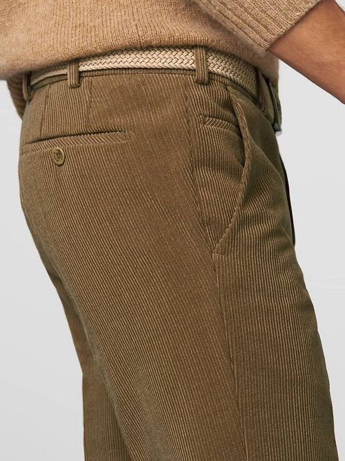 Meyer Chino Roma de pana de lana en verde oliva Model / Detail