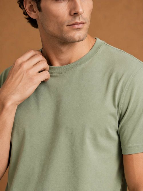 KING Essentials The Steve T-Shirt verde chiaro Model / Detail