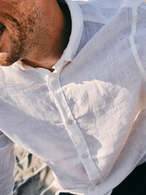 Suitable Skjorta i Vit Linne Model / Detail