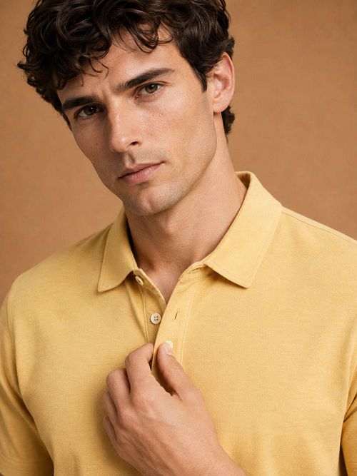 King Essentials The James Polo Shirt Yellow Model / Detail