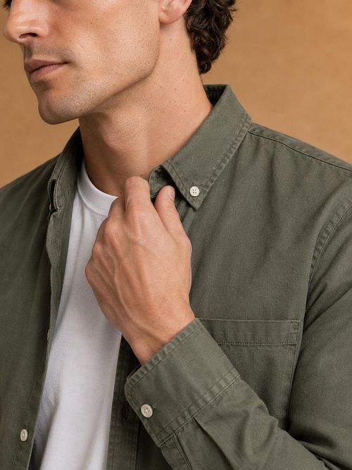KING Essentials The Tommy Overshirt oliwkowozielony Model / Detail