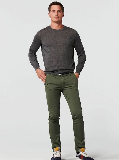 Meyer chino Bonn w ciemnej zieleni Model / Voorkant
