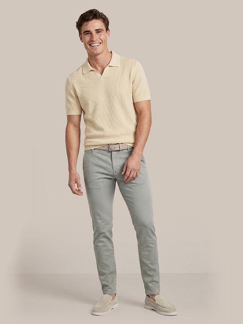 Suitable Chino Philo Flex jasna zieleń Model / Voorkant