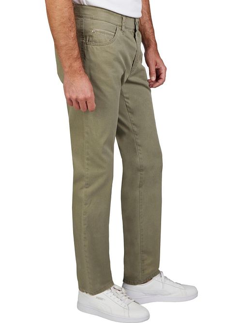 Chinosy Club Of Comfort Marvin w kolorze zielonym Model / Zijkant