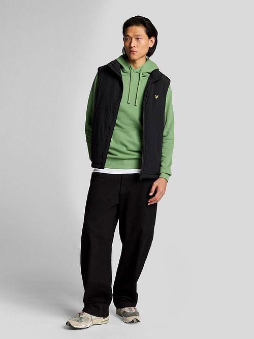 Hoodie Lyle and Scott zielona Model / Voorkant