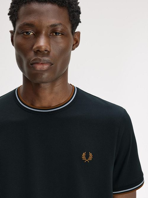 T-shirt Fred Perry Twin Tipped w kolorze zielonym 78C Model / Detail