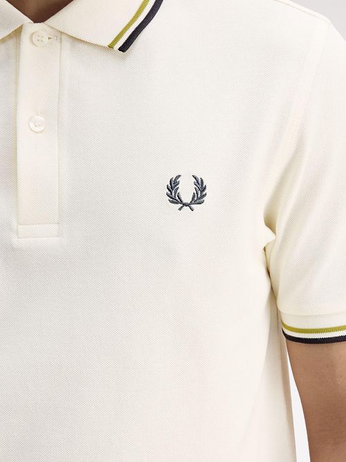Koszulka polo Fred Perry z kontrastową lamówką M3600 w kolorze ecru 46A Model / Detail