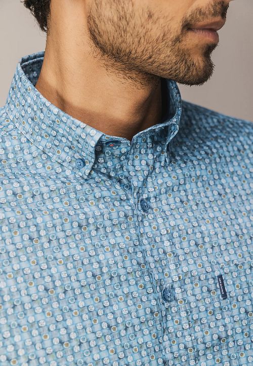 State Of Art Hemd Poplin Dandelion Blau Model / Detail