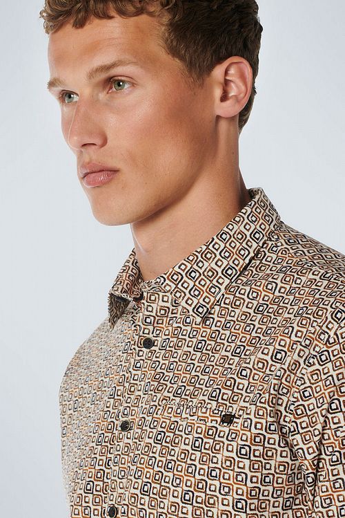 Camicia No Excess con stampa caramello Model / Detail