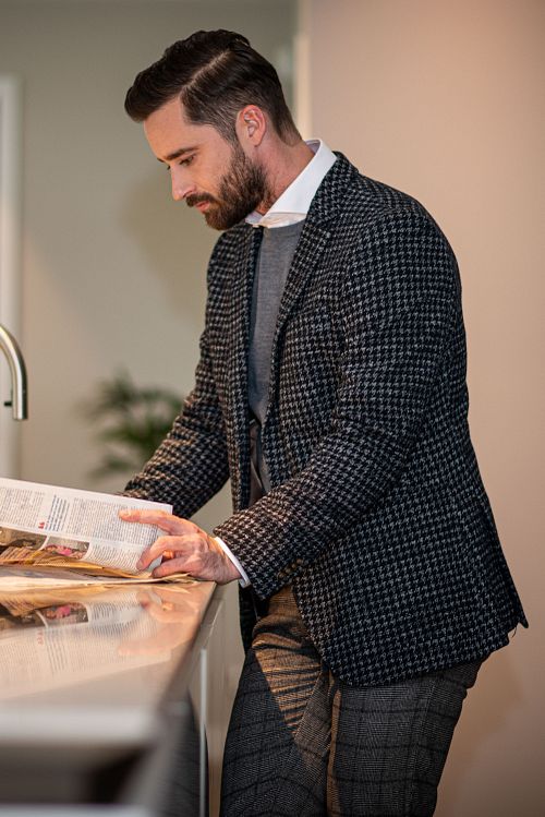 Suitable Respect Blazer Jersey PDP Flex Navy Model / Voorkant with Emiel