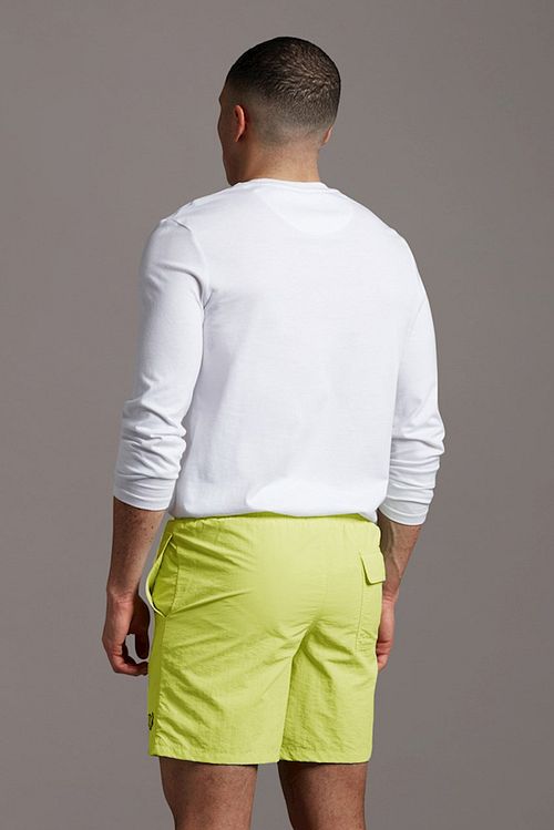 Bañador Lyle & Scott Scorch verde Model / Achterkant