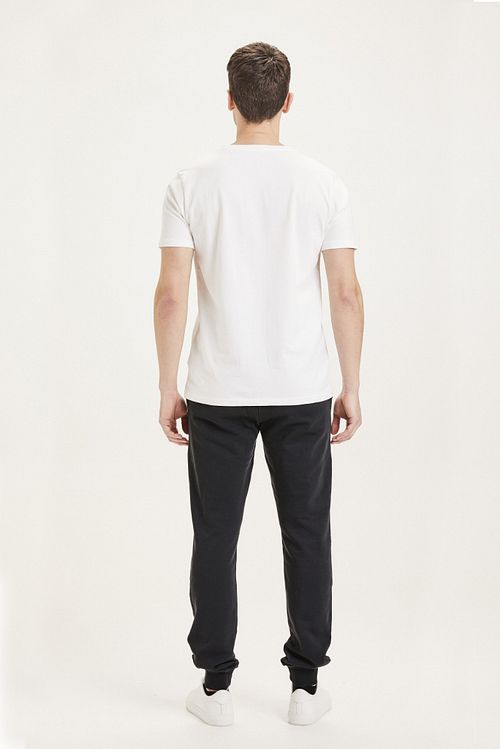 KnowledgeCotton Apparel Teak Joggingsbroek Zwart Model / Achterkant
