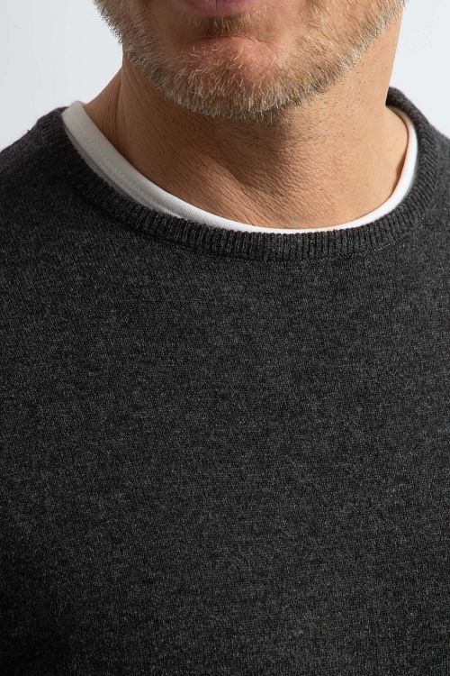 Steppin' Out Pull Laine Merinos Anthracite Model / Detail