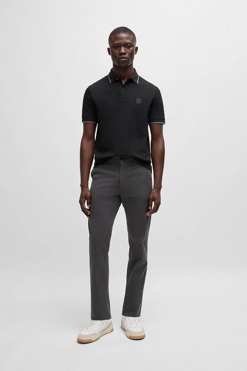 BOSS Chino Slim Antraciet Model / Voorkant