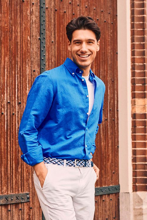 Camisa Steppin' Out unicolor de lino y algodón en azul cobalto Model / Detail