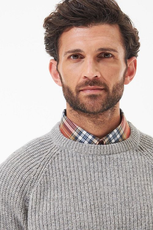 Barbour Pullover Laine d'Agneau Knitted Stone Gris Model / Detail