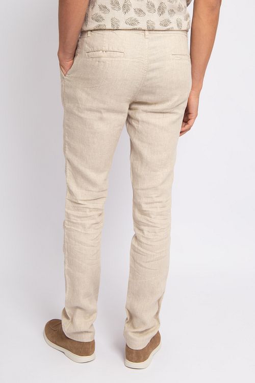 Passande linnebeige chinos Model / Voorkant