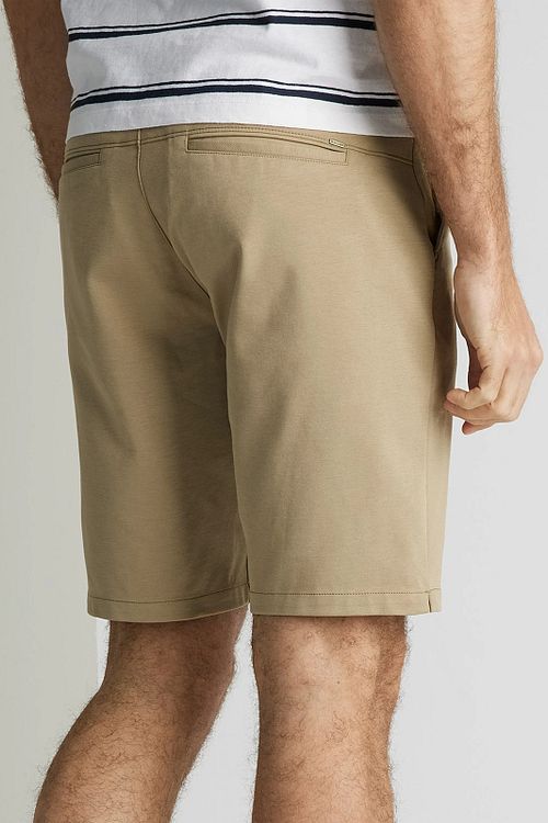 Vanguard Chinoshorts Twill Beige Model / Achterkant