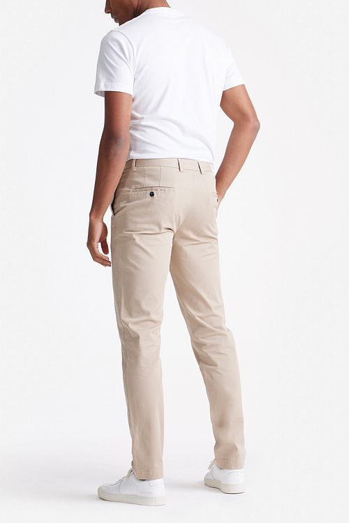 King Essentials The Harry Chino Beige Model / Achterkant