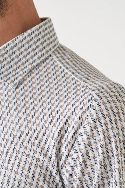 Camisa Desoto Timeless Elegance Print Greige Model / Detail