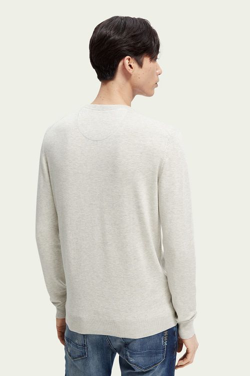 Sweter Scotch and Soda w kolorze Bone White Melange Model / Achterkant