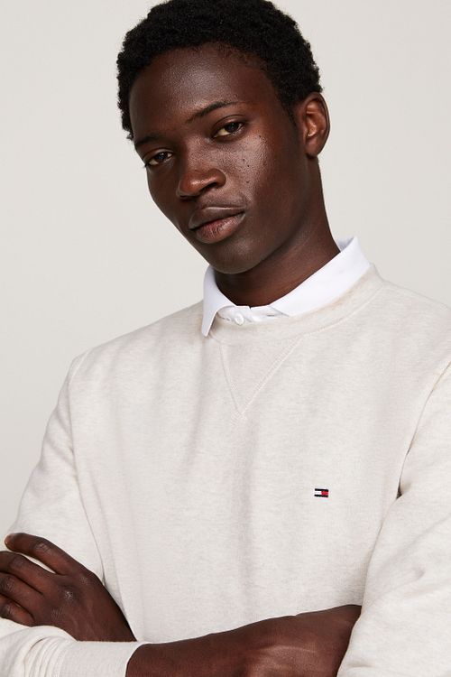 Sweter Tommy Hilfiger Essential Greige Model / Detail
