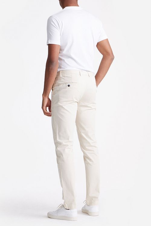 King Essentials The Harry Chino écru Model / Achterkant