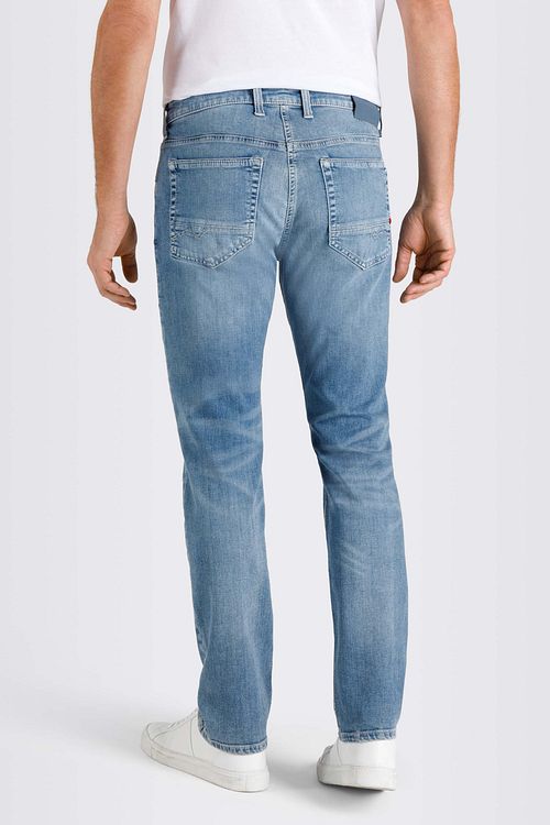 MAC Jeans Arne Rör Ljusblå Model / Achterkant