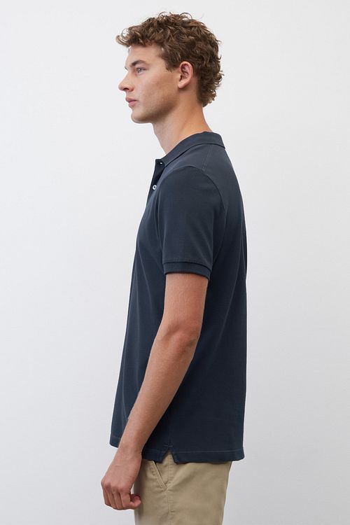 Marc O'Polo Pikétröja i Mörkblått Model / Zijkant
