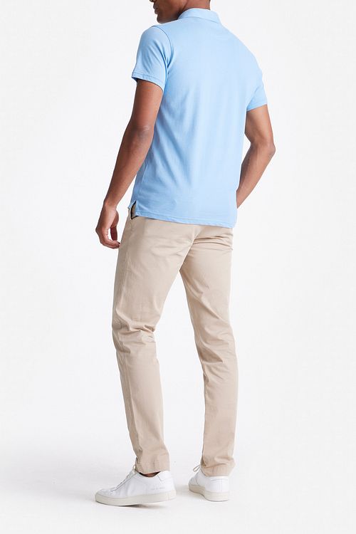 King Essentials The James Poloshirt Mid Blue Model / Achterkant