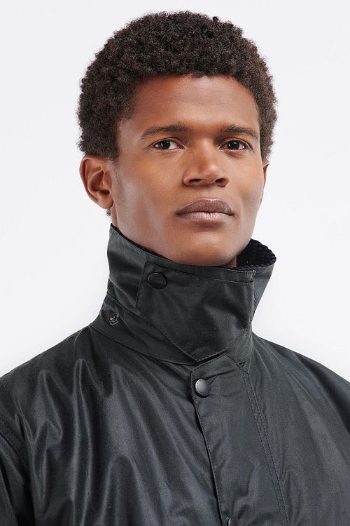 Barbour Border Wachsjacke Blau Model / Voorkant