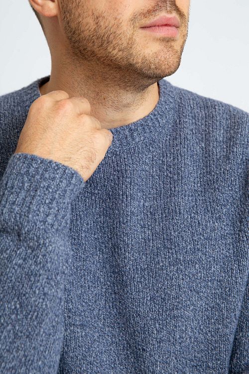 Suitable Pullover Boiled Wool Blau Model / Detail