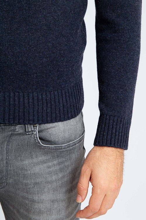 Suitable Lammwolle Pullover Rundhals Navy Model / Detail