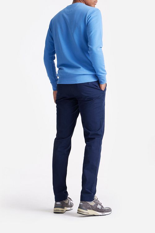 King Essentials The George Sweater Bleu Mid Model / Achterkant