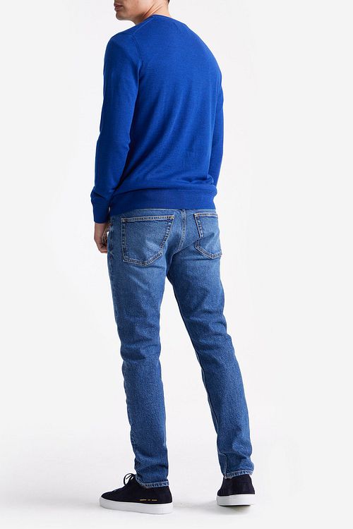 KING Essentials The John Pullover in merino blu royal Model / Achterkant