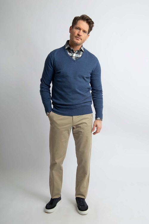 Steppin' Out Pullover Cotton Cashmere V-Neck Indigo Blue Model / Voorkant