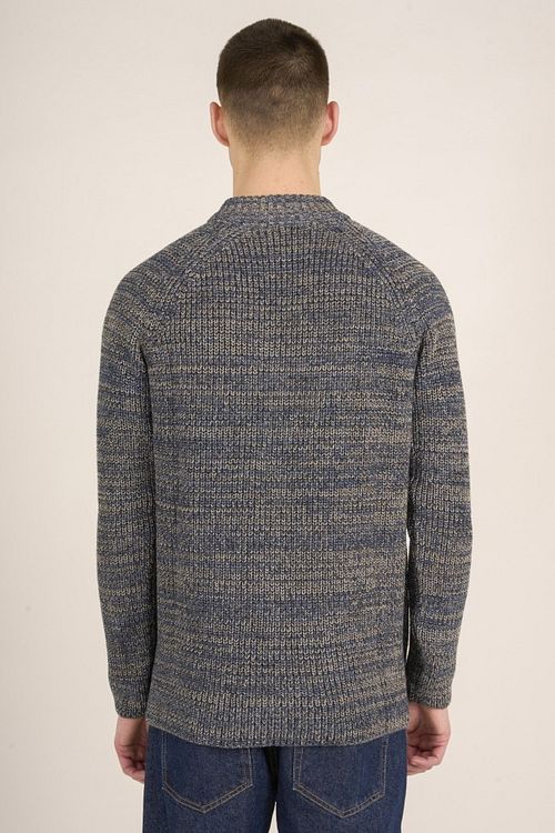 KnowledgeCotton Apparel Trui Yarn Blue Model / Achterkant