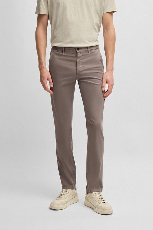 BOSS Chino Slim Taupe Model / Voorkant