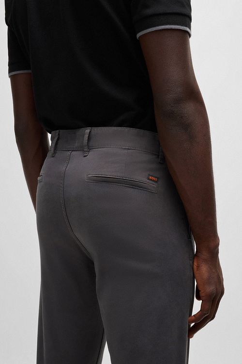 BOSS Chino Slim Antraciet Model / Detail