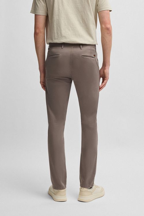 BOSS Chino Slim Beige Model / Achterkant