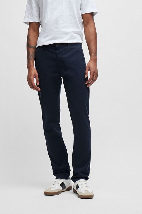 BOSS Chino Slim Navy Model / Voorkant