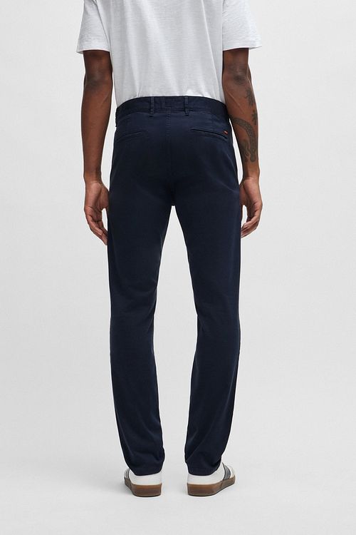Chino Slim BOSS blu navy Model / Achterkant